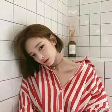 她背后的那双手